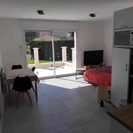 Maison Neuve 50m2 Toute Equipee Avec Grand Jardin Et Grande Piscine Ferienhaus